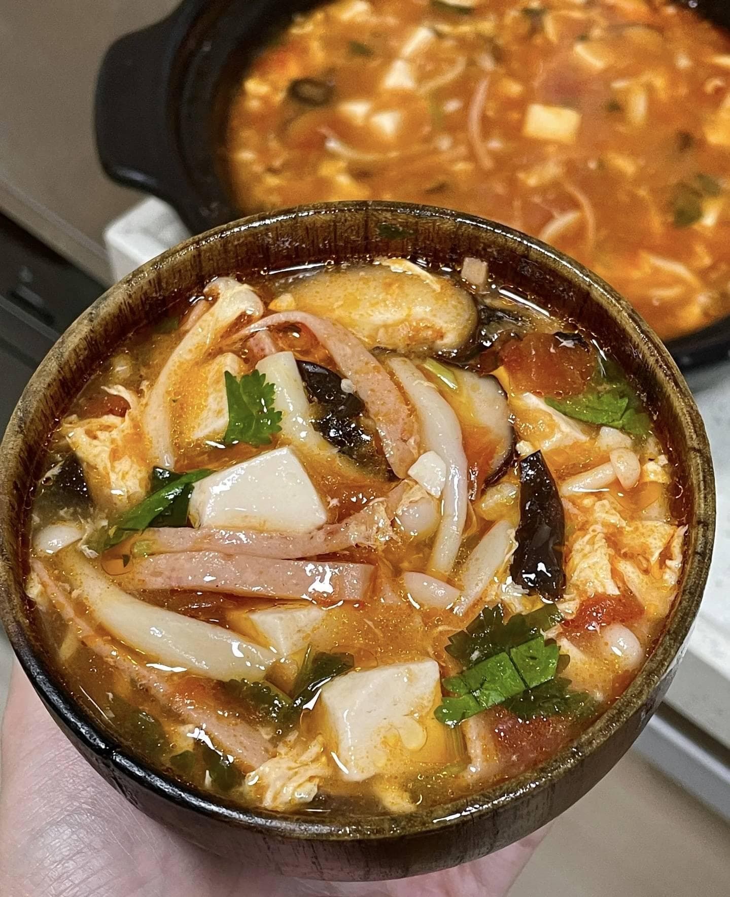 掌握酸辣汤制作秘籍，轻松解锁冬日温暖滋味！