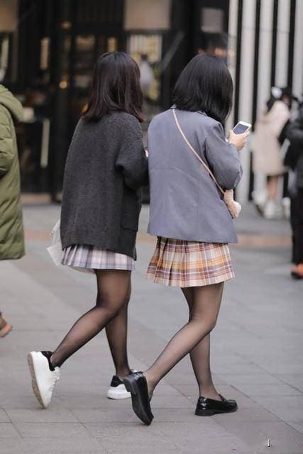 从“媚俗”到“女权”！丝袜百年史背后的女性觉醒