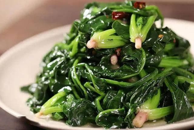 患胃病不能吃菠菜？医生劝告：不想胃部“罢工”，尽量少碰这几物