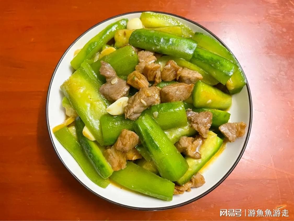 梅头肉粒炒胜瓜，清甜脆嫩，鲜嫩多汁，真下饭