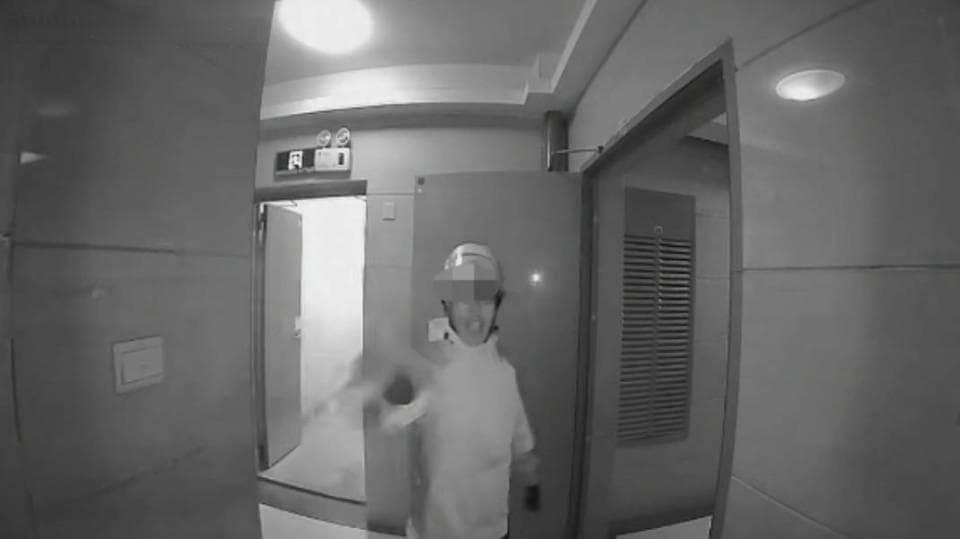 外卖员疑因送餐纠纷持刀上门威胁 知情人：顾客退还餐费后双方和解