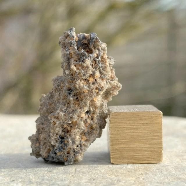 电闪岩：雷击形成的独特地质奇观