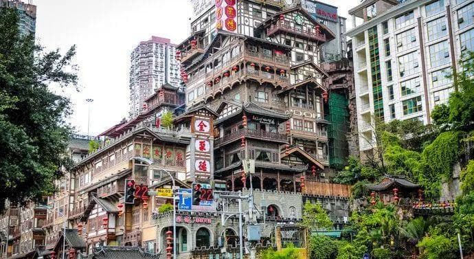 重庆洪崖洞：吊脚楼变身“立体魔幻城”，夜景媲美《千与千寻》