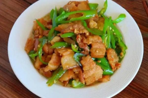 五花肉炒青椒，这道菜不仅制作简单，而且色香味俱佳
