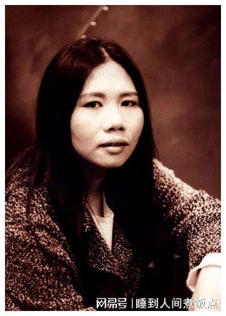 看重齐秦，青眼陈奕迅，出道42年，最是“风情万种”的陈小霞