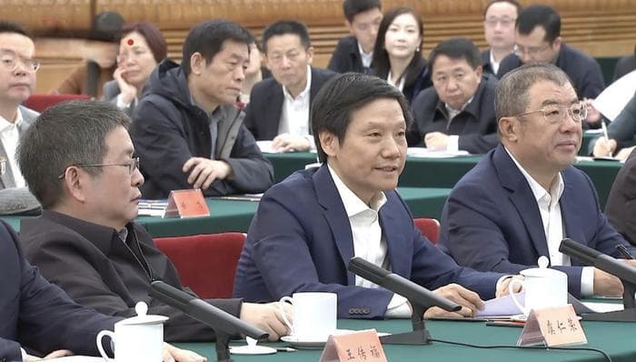 第一个亮相“代表通道”，为什么是雷军？