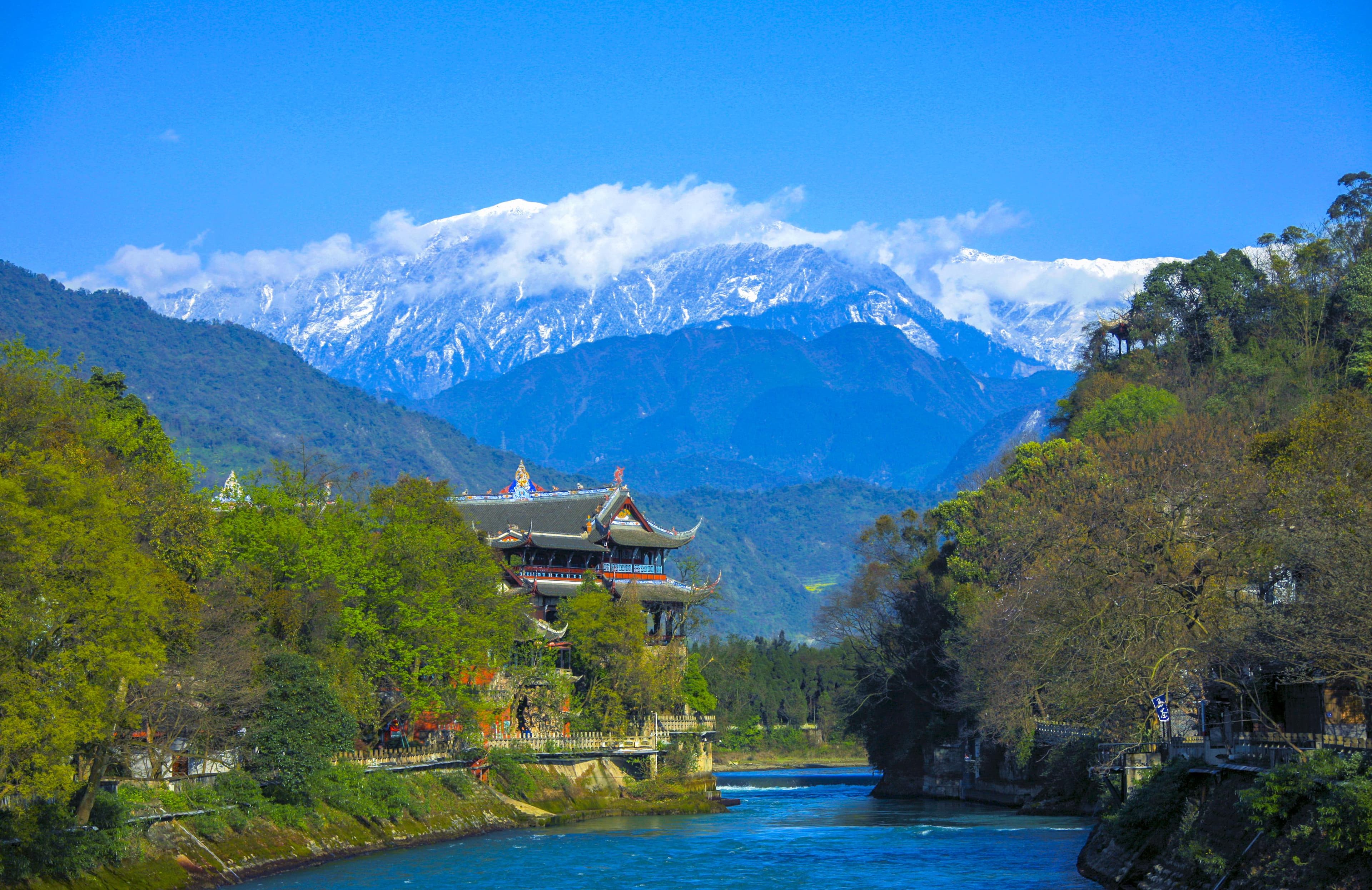 避暑胜地都江堰：七大景点清凉一夏