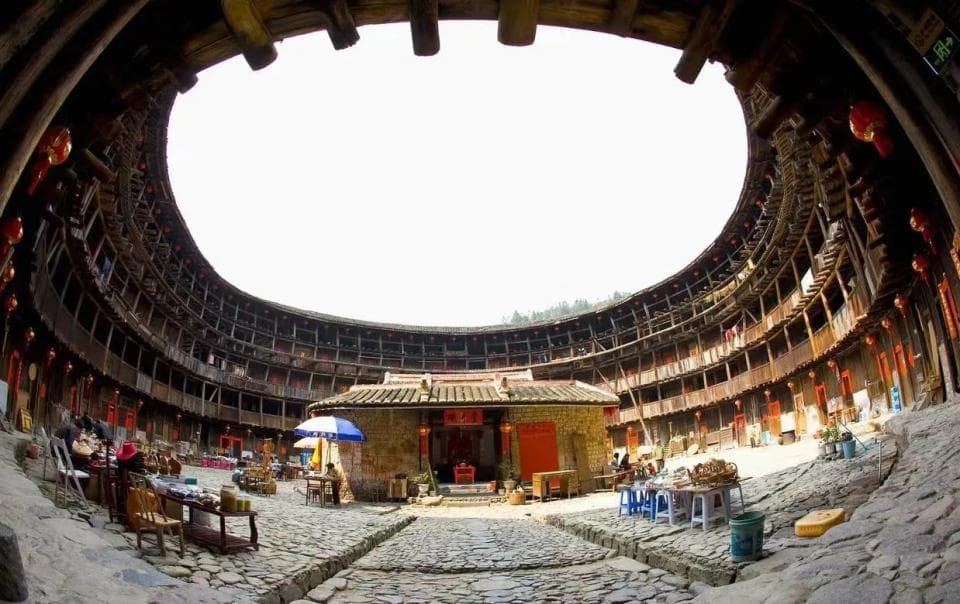 走进永定土楼，领略民居建筑的博大精深