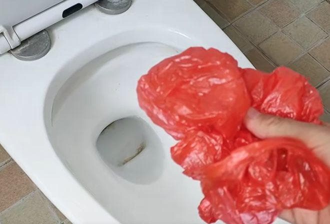 马桶经常堵塞？给一个塑料袋，只要30秒就快速疏通，一点都不麻烦