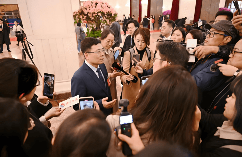 周云杰与贾少谦：两位“海总”，热力不同
