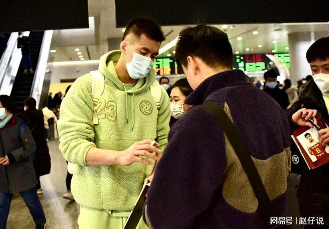 郭艾伦眼球重伤能否打球？Deepseek回答如下：半年后或能重回赛场