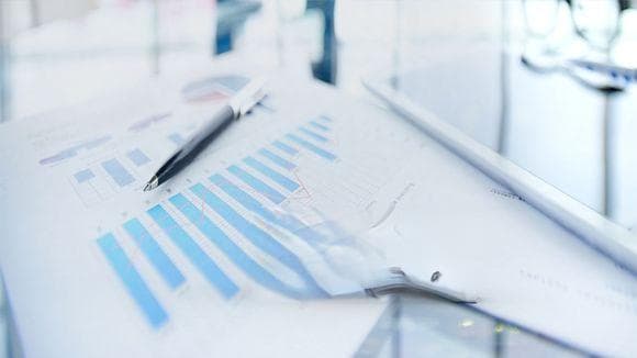 月收入5万元需缴个税约1.07万元，实发工资约3.93万元