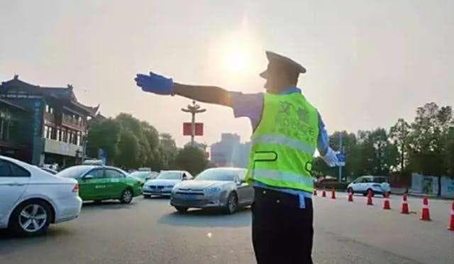 5座车拉6个人被判超载，车主一句话把交警问懵：婴儿也算人吗？