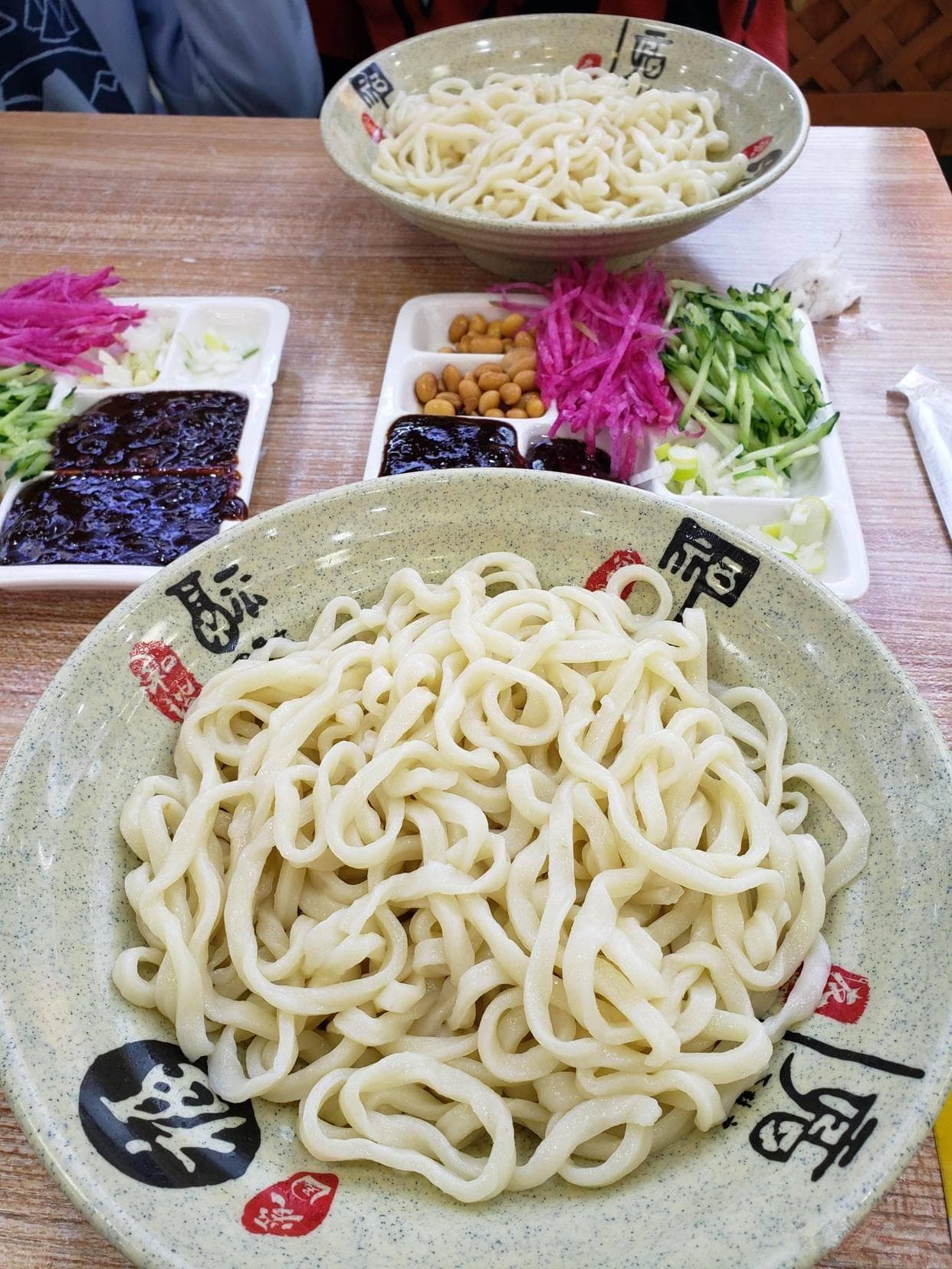 老北京炸酱面：手工抻面五花肉酱，多样菜码，地道美食，传递京味情怀！