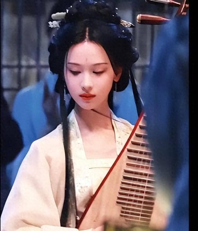 陈都灵斗篷造型弹奏琵琶，变身古代俏佳人