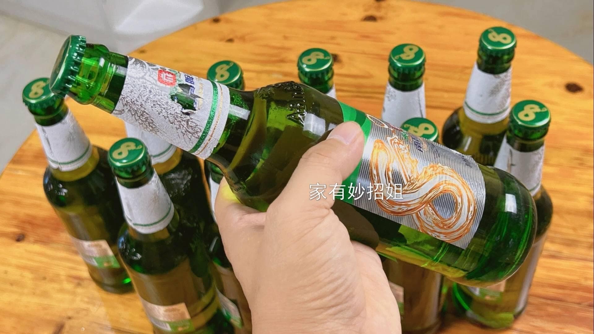 开啤酒不要用牙咬了，瓶盖上有个机关，不用开瓶器，轻轻一拧就开了