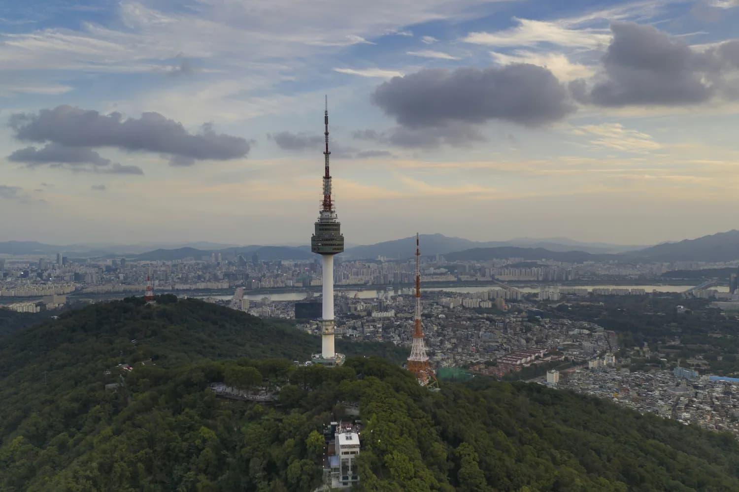 N首尔塔：韩剧中的浪漫地标，360度俯瞰首尔美景