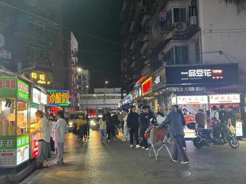 湖北一女社区书记遭摊贩刺死：小吃街提档升级，固定摊位“一摊难求”