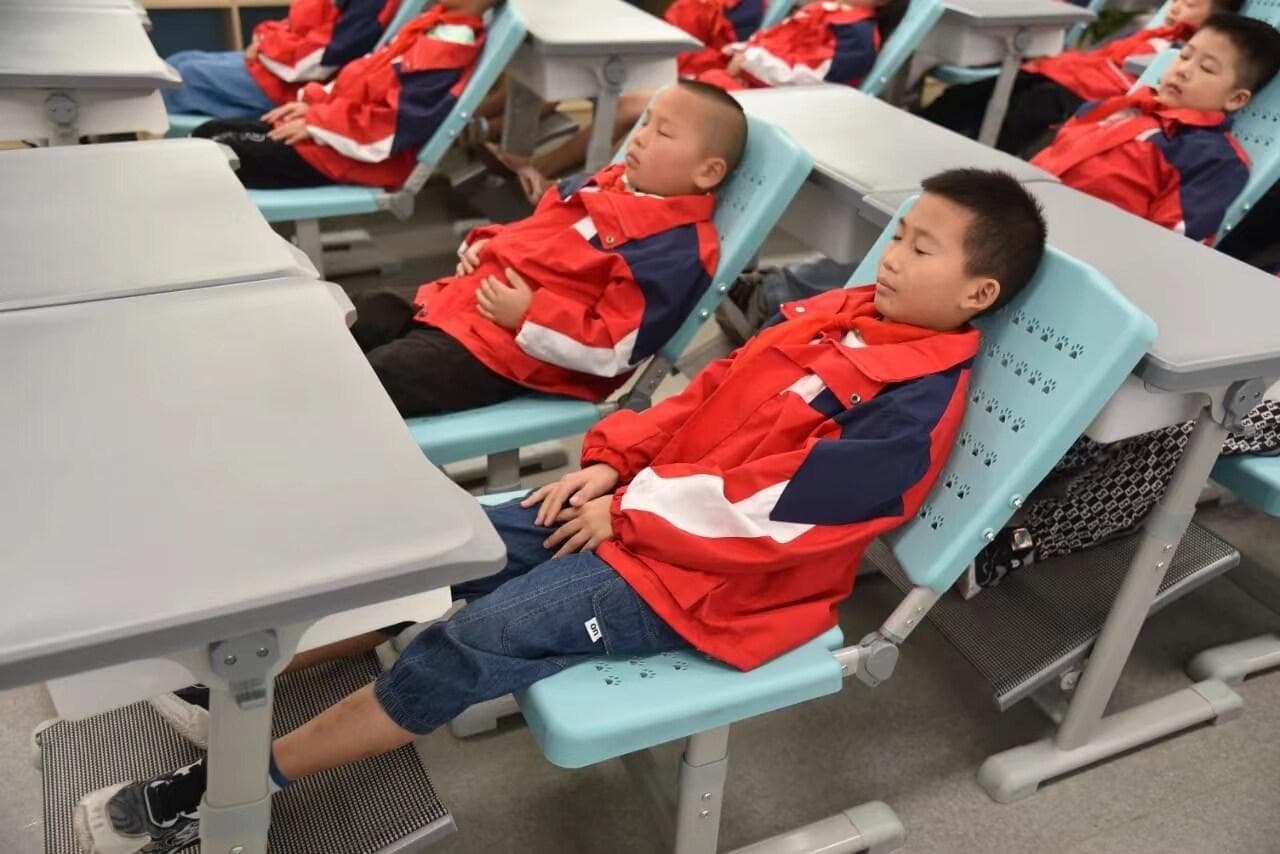从“趴着睡”到“躺着睡”：江苏南通多所小学创新午睡模式