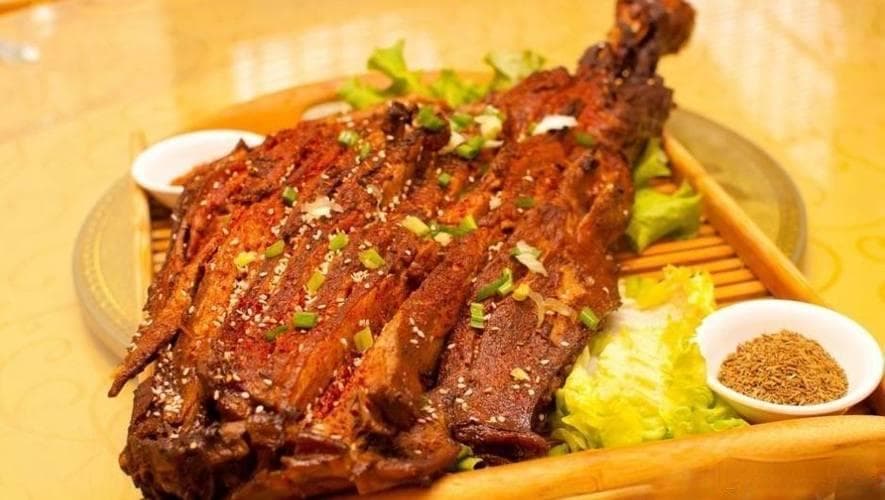 内蒙古烤全羊：草原上的美味传奇