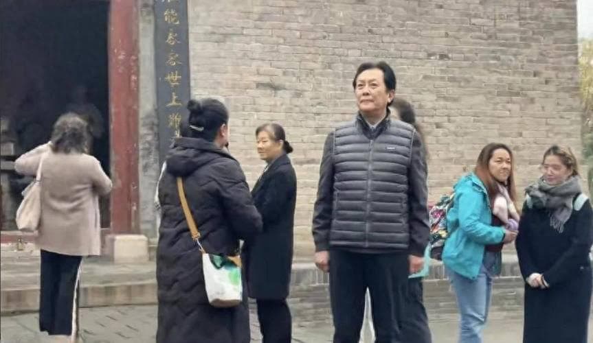 72岁唐国强山西观光：减少拍戏专注书法