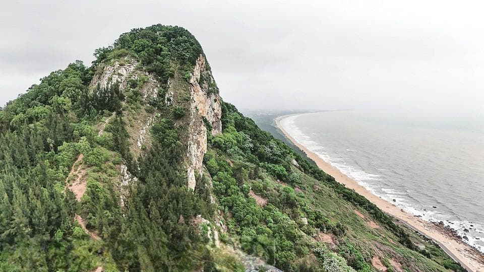 晏镜岭灯塔：广东茂名的自然与人文瑰宝