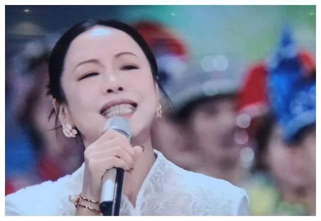 黄绮珊春晚演唱《难忘今宵》引争议：实力与经典的平衡之道