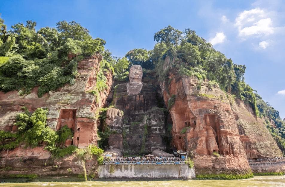 乐山大佛：充满神秘色彩和历史沉淀