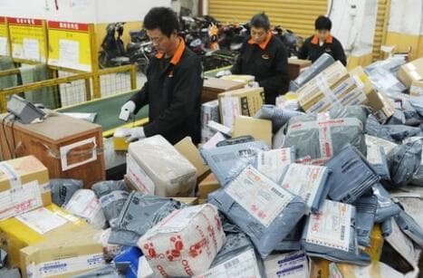 三问快递派费上涨：快递小哥真的多挣500元了吗？派费上调是否会转嫁到消费者身上？