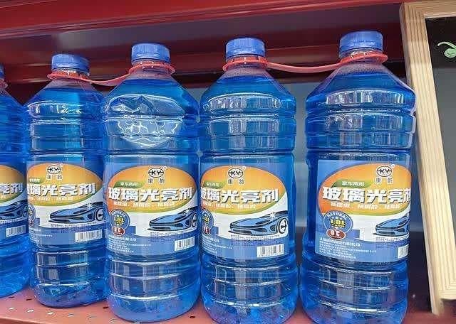 汽车玻璃水：多久添加一次才合适？