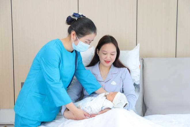 泡奶、喂奶、拍嗝，新生儿护理3个小技巧，10张图手把手教会你