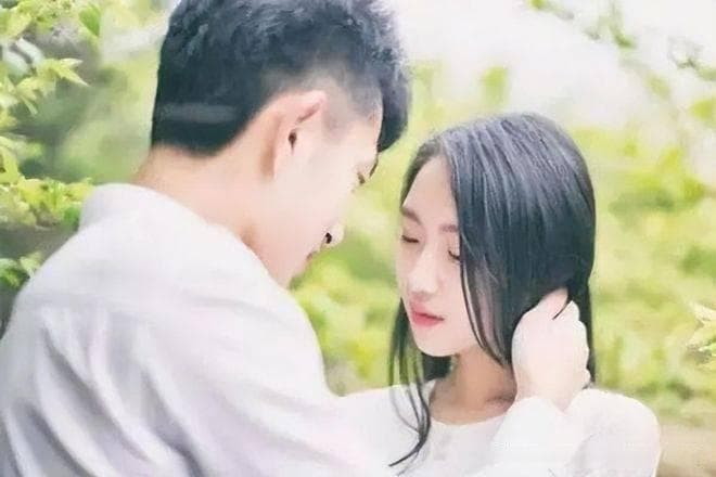 男人真心想要追你，不一定会直说，但会给你这4个“身体暗示”！