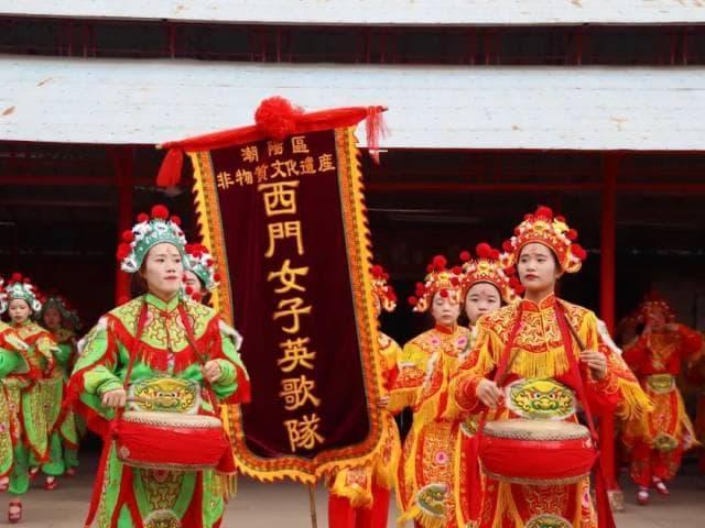 女子英歌队：“每一个女孩子都可以过飒然自信的人生”
