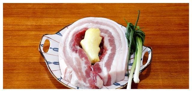 这是无水无油的红烧肉,一个电饭锅就搞定,不需要加水,不用油