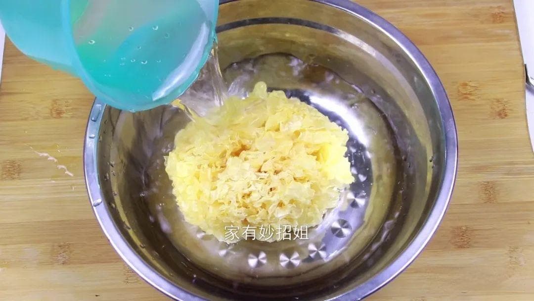 银耳泡发技巧：温水加白醋，五分钟泡发又大又软