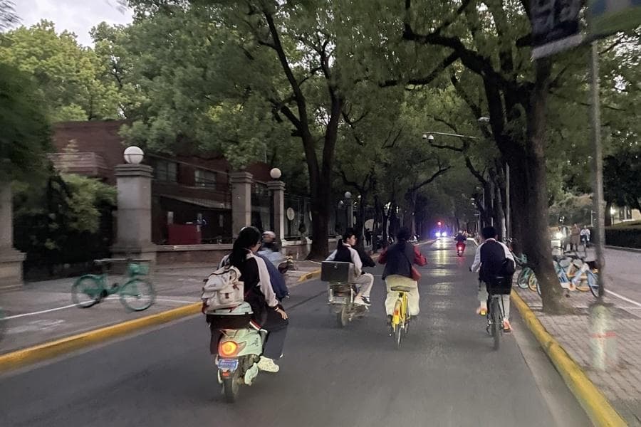 孩子乘电动车不戴头盔？家长疏忽可能酿成大祸！