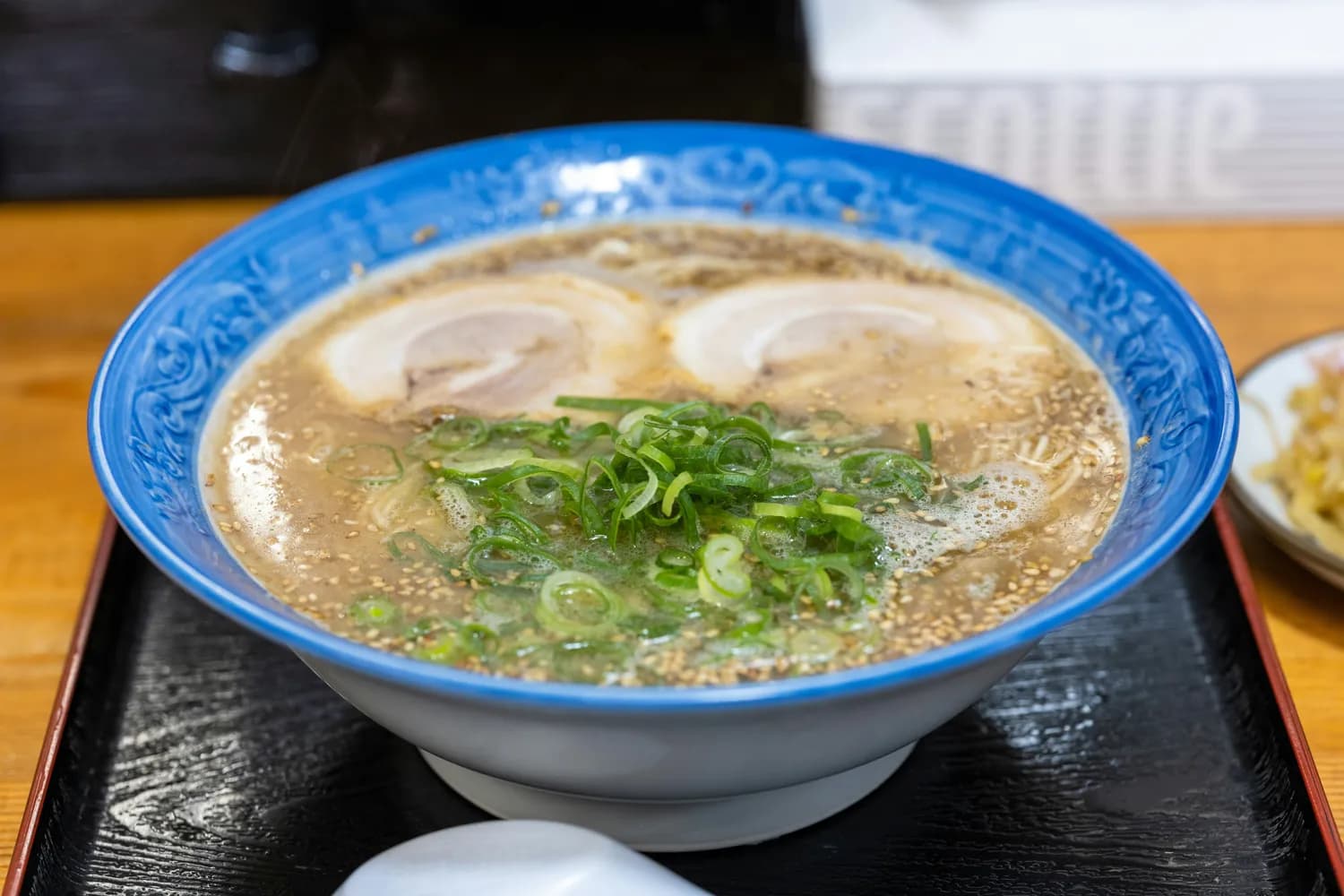 兰州拉面的特色配料大揭秘：一清二白三红四绿五黄