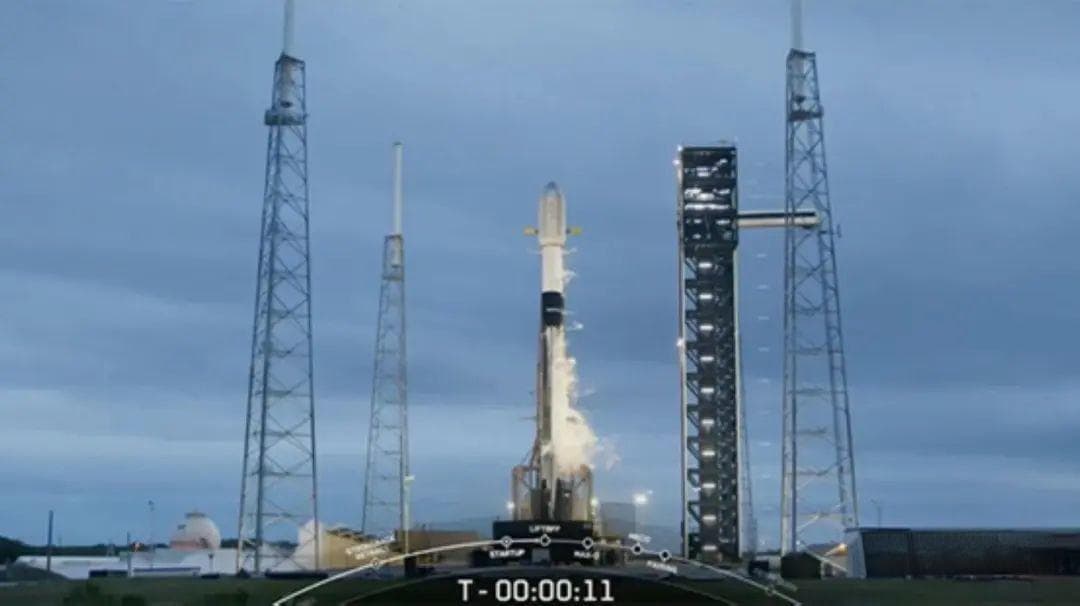 马斯克宣布：SpaceX首次实现火箭跨国回收