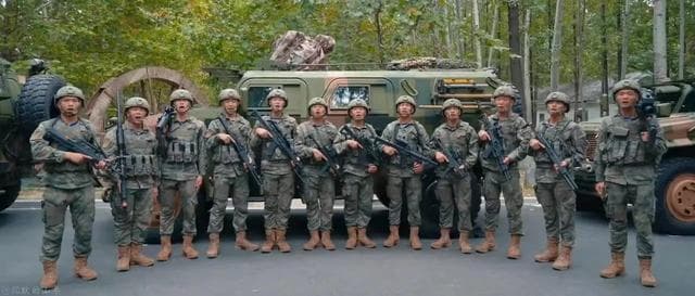 解放军步兵班，火力到底有多强？12人拿8种不同武器
