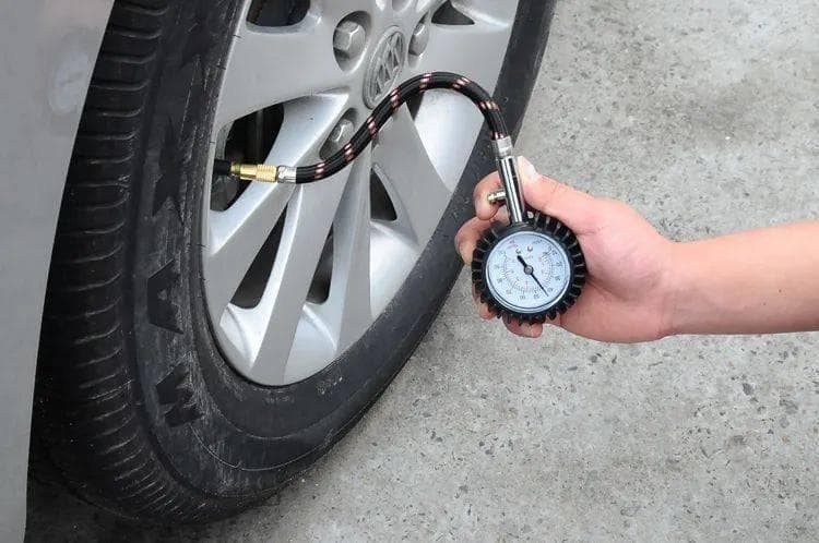 夏季汽车胎压安全指南：轿车2.2-2.5 bar，SUV 2.3-3.0 bar