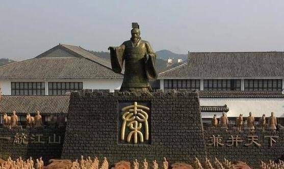 秦国一直被山东六国当作戎狄蛮夷看待，是谁改变了这一看法呢？