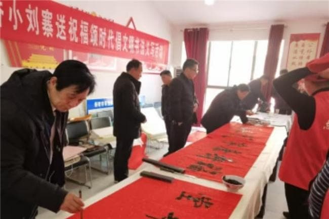 传承民间文化：写对联与贴对联的习俗