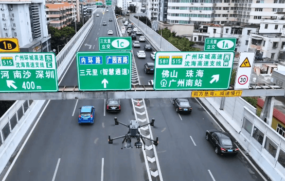 广州交警无人机助力春运，快速处理高速事故