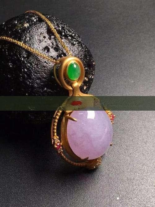 金蝉玉吊坠与翡翠金蟾：打造男士独特魅力的搭配指南