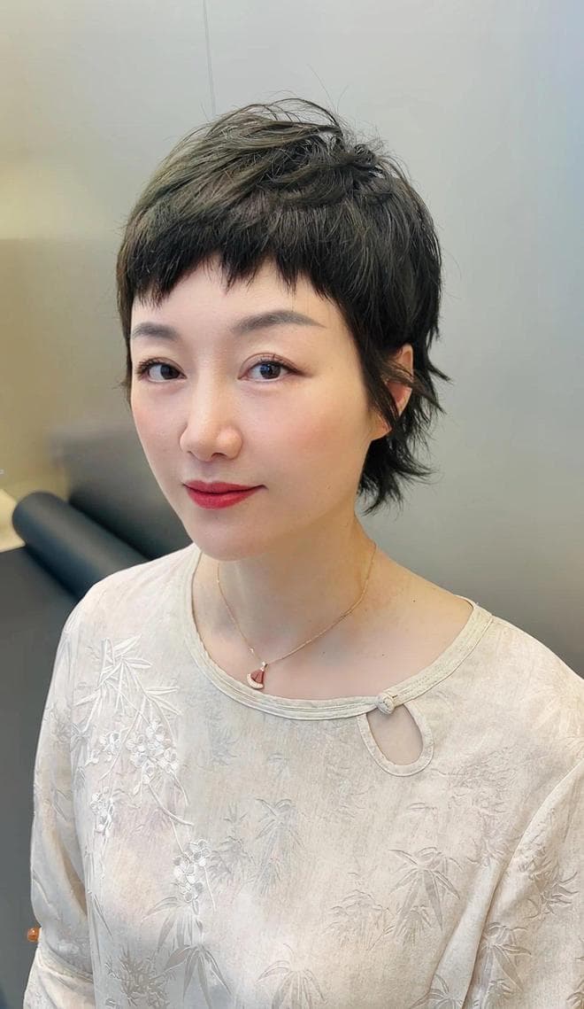 发型推荐：锯齿刘海个性短发、一刀切直发波波头、长发羊毛卷烫发