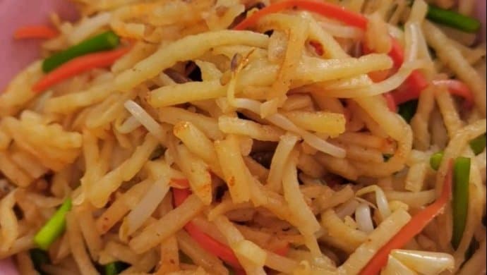 家常炒饼丝：酥脆可口的美味佳肴