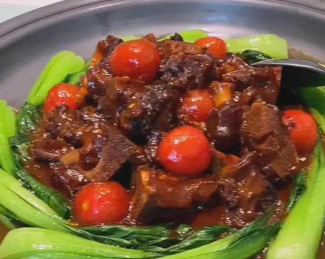 商务饭局点菜指南：从数量到搭配，让你成为餐桌上的点菜达人