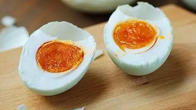 尿酸高可以吃咸鸭蛋吗？专家解读嘌呤含量与食用建议