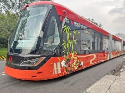 智轨列车再次亮相成都街头载客试跑