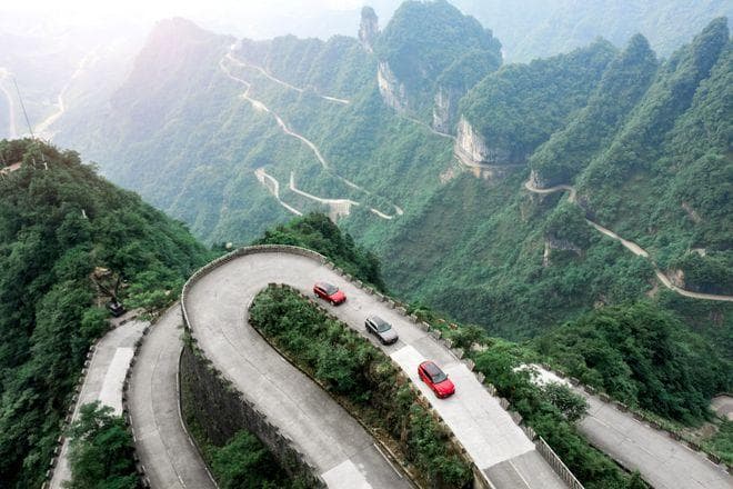 山路驾驶的黄金法则：发动机制动与转向灯使用的全面注意事项